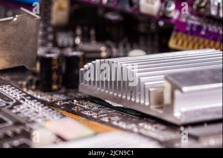 Elektronische Schaltung und Kühlrippe an der Computer-Grafikkarte, Stapel mit gebrauchten Grafikkarten, Nahaufnahme Stockfoto