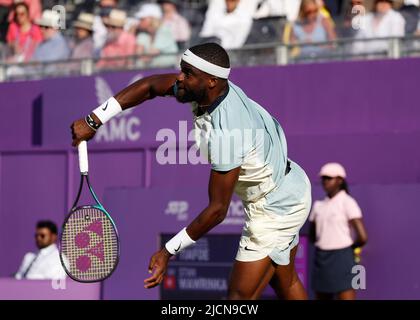 14.. Juni 2022; Queens Club, West Kensington, London, England; Cinch Queens Club ATP Tour 500 Series Lawn Tennis Turnier; Frances Tiafoe (USA) dient Stan Wawrinka (SUI) Stockfoto