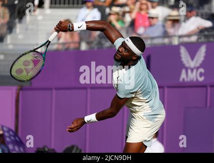 14.. Juni 2022; Queens Club, West Kensington, London, England; Cinch Queens Club ATP Tour 500 Series Lawn Tennis Turnier; Frances Tiafoe (USA) dient Stockfoto