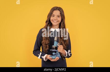 Harness wissenschaftliche Methode. Wissenschaft und Kindheit. Teen Mädchen präsentiert Mikroskop Stockfoto