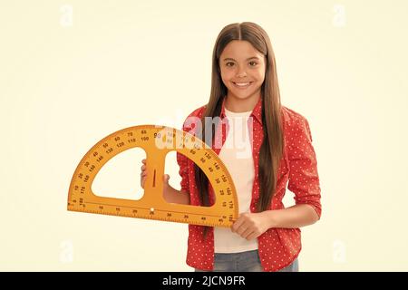 Happy Kid halten protractor Studie Geometrie in der Schule isoliert auf weiß, Schule Stockfoto