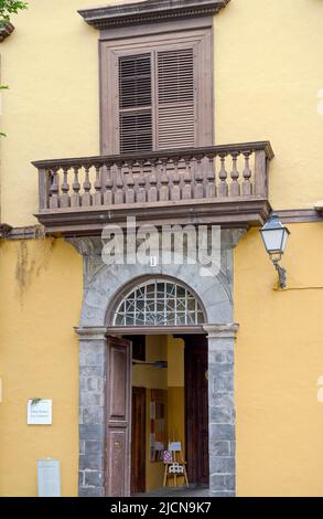 Nahaufnahme Eingangsfassade des alten Hauses Museum der Familie Cáceres auf dem Plaza de la Pila Platz in Icod de los Vinos auf Teneriffa, Kanarische Inseln. Stockfoto