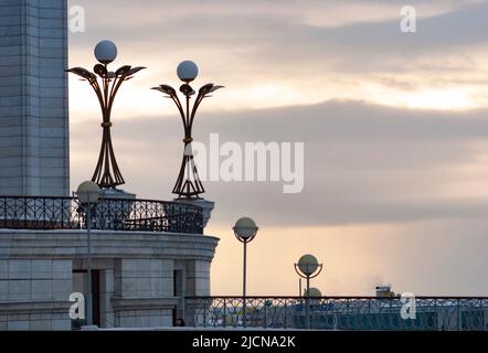 Kazan. Russland. Kreml. Straßenbeleuchtung der Kul Sharif Moschee auf dem Hintergrund des Sonnenuntergangs Himmel Stockfoto