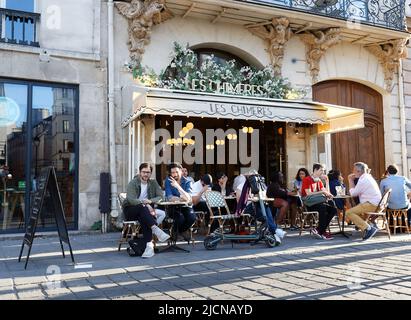 Das Café Les Chimeres befindet sich in einer belebten Ecke des Place de Saint Paul in Paris, Frankreich. Stockfoto