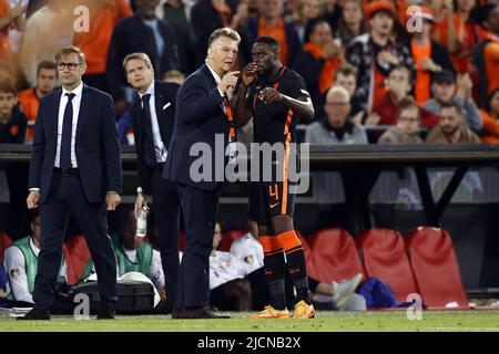 ROTTERDAM - (LR) Holland-Torwarttrainer Frans Hoek, Holland-Trainer Louis van Gaal, Bruno Martins Indi aus Holland während des UEFA Nations League-Spiels zwischen den Niederlanden und Wales am 14. Juni 2022 im Feyenoord-Stadion in Rotterdam, Niederlande. ANP MAURICE VAN STEEN Stockfoto