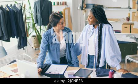 Erfolgreiche Modedesigner arbeiten mit einem Mannequin, der Modeindustrie, zusammen Stockfoto