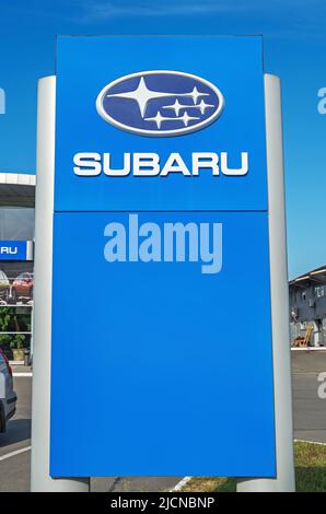 Dnipro, Ukraine - 11. September 2021: Plakatwand des Autohauses Subaru. Japanischer Automobilhersteller, spezialisiert auf hochwertige Sportwagen, seda Stockfoto