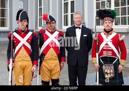 Der belgische Verteidigungsminister Pieter De Crem mit zwei französischen Gendarmen und einem Gordon Highlander beim Ball der Herzogin von Richmond in Brüssel, Belgien Stockfoto