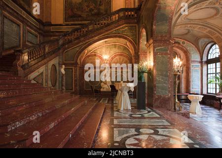 Das Innere des Egmont Palace (derzeit das belgische Außenministerium) während des Balls der Herzogin von Richmond in Brüssel, Belgien Stockfoto