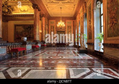 Das Innere des Egmont Palace (derzeit das belgische Außenministerium) während des Balls der Herzogin von Richmond in Brüssel, Belgien Stockfoto