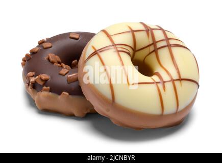 Zwei Schokoladenbonbons, die auf Weiß geschnitten sind. Stockfoto