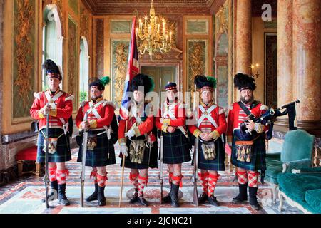 Soldaten des 92. (Gordon Highlanders) Regiments of Foot beim Ball der Herzogin von Richmond im Egmont Palace in Brüssel, Belgien Stockfoto