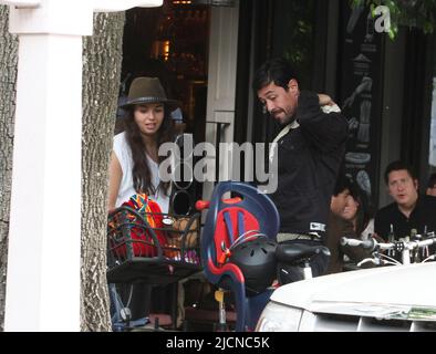 Mexico D.F., 05/01/2014, Paparazzi, El integrante del grupo Cafe Tacvba Emmanuel del Real El Meme con su familia en un Restaurante de la Ciudad de Mexico. Stockfoto