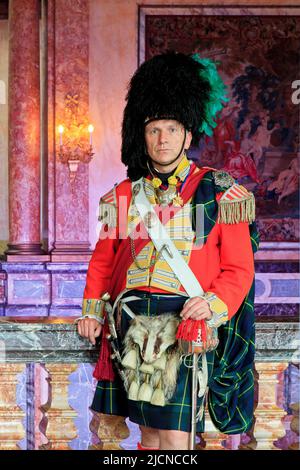 Ein Offizier des Fußregiments 92. (Gordon Highlanders) beim Ball der Herzogin von Richmond im Egmont Palace in Brüssel, Belgien Stockfoto