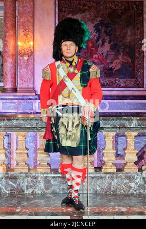 Ein Offizier des Fußregiments 92. (Gordon Highlanders) beim Ball der Herzogin von Richmond im Egmont Palace in Brüssel, Belgien Stockfoto