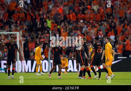 Niederländische Spieler feiern nach dem Spiel der UEFA Nations League im Stadion Feijenoord in Rotterdam. Bilddatum: Dienstag, 14. Juni 2022. Stockfoto