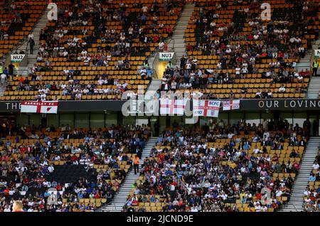 Wolverhampton, England, 14.. Juni 2022. Fans verlassen das Stadion während des Spiels der UEFA Nations League in Molineux, Wolverhampton. Bildnachweis sollte lauten: Darren Staples / Sportimage Stockfoto