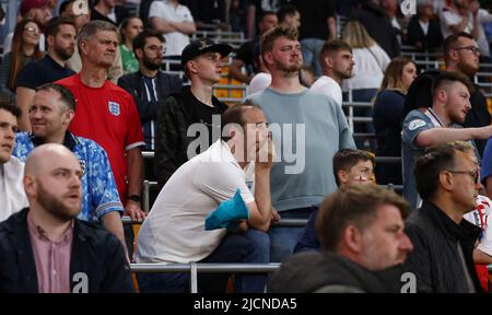 Wolverhampton, England, 14.. Juni 2022. England-Fans waren beim Spiel der UEFA Nations League in Molineux, Wolverhampton, niedergeschlagen. Bildnachweis sollte lauten: Darren Staples / Sportimage Stockfoto