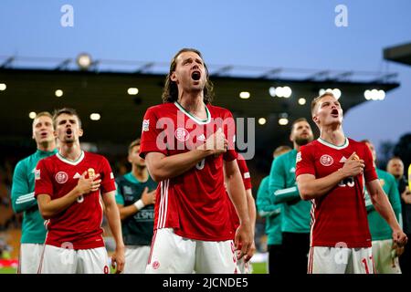 Der ungarische Adam Szalai (Mitte) feiert am Ende des Spiels der UEFA Nations League im Molineux-Stadion in Wolverhampton. Bilddatum: Dienstag, 14. Juni 2022. Stockfoto