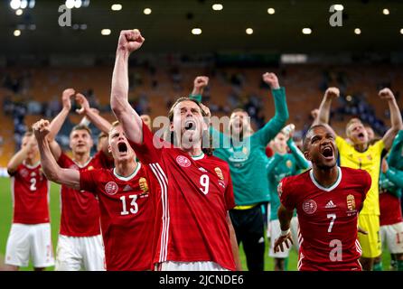 Der ungarische Adam Szalai (Mitte) feiert am Ende des Spiels der UEFA Nations League im Molineux-Stadion in Wolverhampton. Bilddatum: Dienstag, 14. Juni 2022. Stockfoto