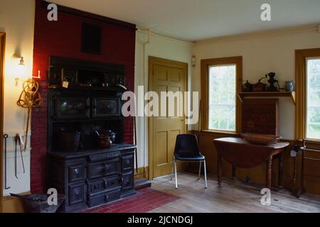 Enormer schwarzer gusseiserner Ofen und Öfen in der Küche im Stevens-Coolidge Haus und Garten. North Andover, Massachusetts, USA. Stockfoto