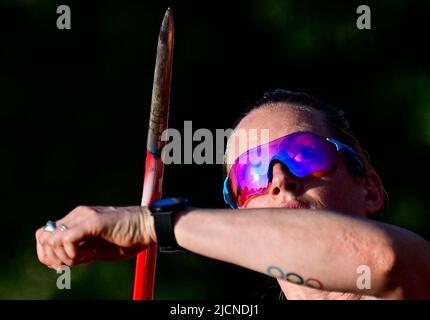 Kladno, Tschechische Republik. 14.. Juni 2022. Kanadische Leichtathletik-Athletin im Speerwurf Elizabeth 'Liz' Gleadle tritt während des Treffens in Kladno, Tschechische Republik, am 14. Juni 2022 im Speerwurf an. Kredit: Roman Vondrous/CTK Foto/Alamy Live Nachrichten Stockfoto