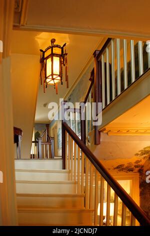 Treppe zum zweiten Stock mit asiatischer hängender Laterne am Stevens-Coolidge Haus und Garten. North Andover, Massachusetts, USA. Stockfoto