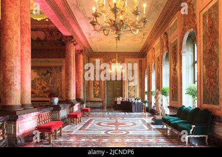 Das Innere des Egmont Palace (derzeit das belgische Außenministerium) während des Balls der Herzogin von Richmond in Brüssel, Belgien Stockfoto