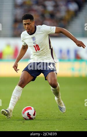 Wolverhampton, Großbritannien. 14.. Juni 2022. Jude Bellingham aus England in Aktion während des Spiels. UEFA Nations League, Gruppe c Spiel, England gegen Ungarn im Molineux Stadion in Wolverhampton, England am Dienstag, 14.. Juni 2022. Nur zur redaktionellen Verwendung. Bild von Steffan BowenAndrew Orchard Sports Photography/Alamy Live News Credit: Andrew Orchard Sports Photography/Alamy Live News Stockfoto
