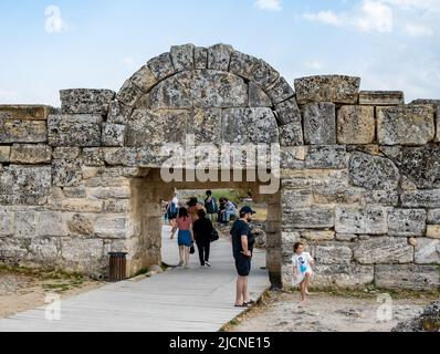 Steinmauern an den Ruinen des antiken Hierapolis. Pamukkale, Türkiye. Stockfoto