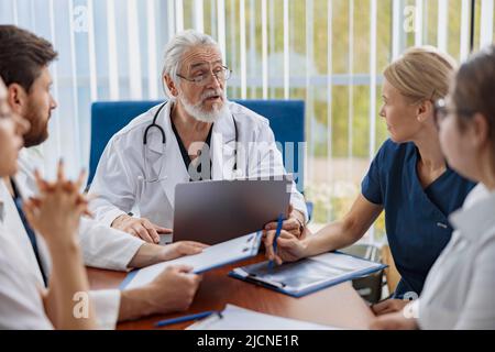 Erfolgreiche Ärzte diskutieren während der Konferenz über die Diagnose Stockfoto