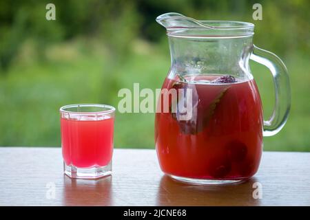 Kompott mit Kirschen und Minze Stockfoto