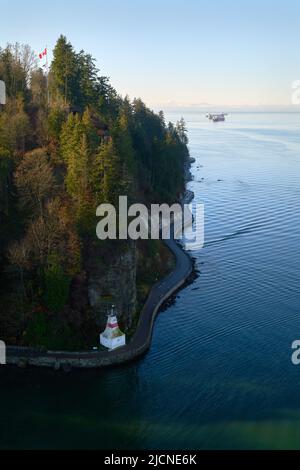 Prospect Point Lighthouse Vancouver. Eine Luftaufnahme des Prospect Point Lighthouse entlang der Ufermauer des Stanley Parks in Vancouver, British Columbia, Kanada Stockfoto