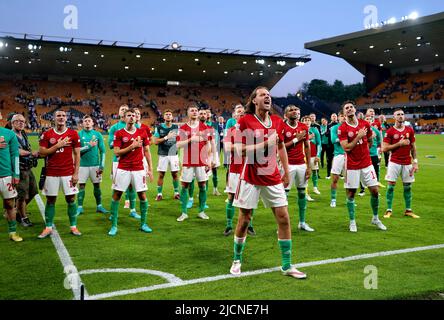 Der ungarische Adam Szalai (Mitte) feiert mit seinen Teamkollegen am Ende des Spiels der UEFA Nations League im Molineux-Stadion in Wolverhampton. Bilddatum: Dienstag, 14. Juni 2022. Stockfoto