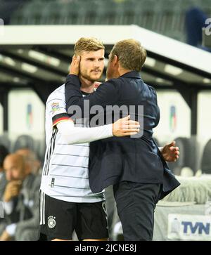 Nationaltrainer Hans Dieter Hansi FLICK (GER) mit Timo WERNER (GER). Fußball UEFA Nations League, Spieltag 4, Deutschland (GER) - Italien (ITA), am 14.. Juni 2022 in Borussia Monchengladbach/Deutschland. Stockfoto