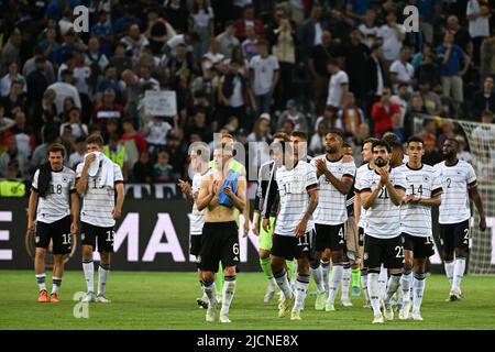 14. Juni 2022, Nordrhein-Westfalen, Mönchengladbach: Fußball: Nations League A, Deutschland - Italien, Gruppenphase, Gruppe 3, Matchday 4, Stadion im Borussia Park, applaudiert die deutsche Mannschaft nach dem Spiel. Foto: Federico Gambarini/dpa Stockfoto