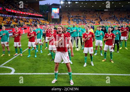 Der ungarische Adam Szalai (Mitte) feiert mit seinen Teamkollegen am Ende des Spiels der UEFA Nations League im Molineux-Stadion in Wolverhampton. Bilddatum: Dienstag, 14. Juni 2022. Stockfoto