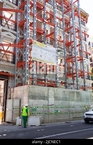 Madrid, Spanien. 9.Mai 2022. Restaurierung Bau des Gebäudes, Hausfassade. Stockfoto