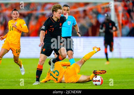 ROTTERDAM, NIEDERLANDE - 14. JUNI: Frenkie de Jong aus den Niederlanden, Ethan Ampadu aus Wales während der UEFA Nations League Ein Spiel der Gruppe 4 zwischen den Niederlanden und Wales im Stadion Feyenoord am 14. Juni 2022 in Rotterdam, Niederlande (Foto: Geert van Erven/Orange Picts) Stockfoto