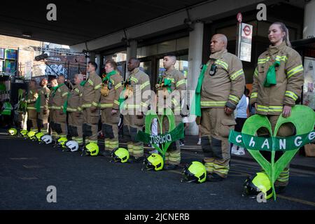 London, Großbritannien. 14.. Juni 2022. Überlebende und Unterstützer haben sich versammelt, um den 5.. Jahrestag der Grenfell-Katastrophe zu begehen und an die 72 Menschen zu erinnern, die ihr Leben verloren haben, als 2017 ein Feuer auf dem Wohnblock in West-London ausbrach. Quelle: Kiki Streitberger/Alamy Live News Stockfoto