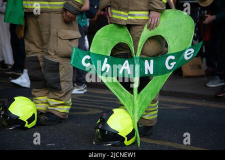 London, Großbritannien. 14.. Juni 2022. Überlebende und Unterstützer haben sich versammelt, um den 5.. Jahrestag der Grenfell-Katastrophe zu begehen und an die 72 Menschen zu erinnern, die ihr Leben verloren haben, als 2017 ein Feuer auf dem Wohnblock in West-London ausbrach. Quelle: Kiki Streitberger/Alamy Live News Stockfoto