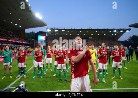 Der ungarische Adam Szalai (Mitte) feiert mit seinen Teamkollegen am Ende des Spiels der UEFA Nations League im Molineux-Stadion in Wolverhampton. Bilddatum: Dienstag, 14. Juni 2022. Stockfoto