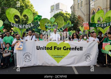 London, Großbritannien. 14.. Juni 2022. Überlebende, trauerkrannte Familien, Mitglieder der Öffentlichkeit und Gemeindeführer marschieren von der Notting Hill Methodist Church durch die Straßen von North Kensington, um an die 72 Opfer des Brands am Grenfell Tower am fünften Jahrestag der Tragödie zu erinnern. Quelle: Wiktor Szymanowicz/Alamy Live News Stockfoto