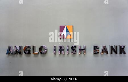 Das ursprüngliche Schild der Anglo Irish Bank, das jetzt im Collins Barracks Museum in Dublin, Irland, ausgestellt ist. Stockfoto