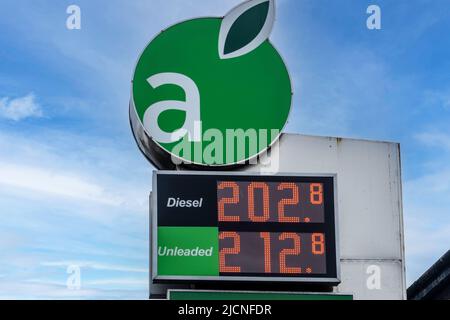 Preise für Diesel und bleifreies Benzin werden auf einer Applegroen Service Station in Inchicore, Dublin, Irland, angezeigt. 13/06/2022 Stockfoto