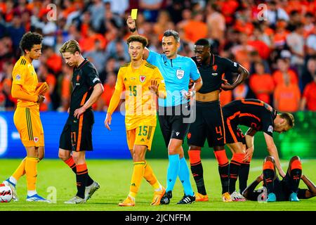 ROTTERDAM, NIEDERLANDE - 14. JUNI: Gelbe Karte des Schiedsrichters Horatiu Fesnic (ROU) für Ethan Ampadu aus Wales während der UEFA Nations League Ein Spiel der Gruppe 4 zwischen den Niederlanden und Wales im Stadion Feyenoord am 14. Juni 2022 in Rotterdam, Niederlande (Foto: Geert van Erven/Orange Picics) Stockfoto