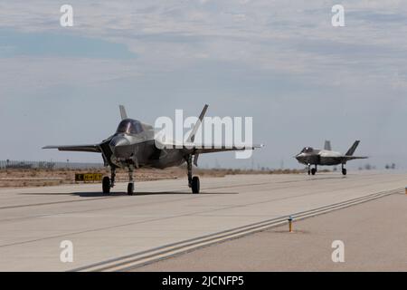 U.S. Marine Corps F-35Bs Lightning II mit Marine Fighter Attack Squadron (VMFA) 122, 13. Marine Expeditionary Unit, verlassen die Landezone, während sie während eines realistischen Urban Training Trainings auf der Marine Corps Air Station Yuma, Arizona, ein Rolltraining für vertikale Landungen durchführen, 9. Juni 2022. VMFA-122 führte Schulungen zur rollenden vertikalen Landung durch, um die Fähigkeit der Geschwader zu verbessern, F-35Bs vertikal zurückzugewinnen, was der Marine Air-Ground Task Force die Expeditionscharakteratur der Bereitstellung von auf der Luftfahrt basierenden Bränden mit bewaffneten Vorwärts-Waffen- und Betankungsstellen von Expeditions-fortgeschrittenen Basen und in strenger Weise ermöglichte Stockfoto