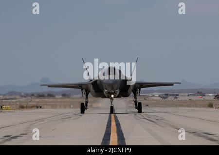 U.S. Marine Corps F-35B Lightning II with Marine Fighter Attack Squadron (VMFA) 122, 13. Marine Expeditionary Unit, landet während eines rollenden Vertikallandetrainings während eines realistischen Urban Training Trainings auf der Marine Corps Air Station Yuma, Arizona, 9. Juni 2022. VMFA-122 führte Schulungen zur rollenden vertikalen Landung durch, um die Fähigkeit der Geschwader zu verbessern, F-35Bs vertikal zu erholen, was der Marine Air-Ground Task Force die Expeditionscharakteratur der Bereitstellung von luftfahrtbasierten Bränden mit bewaffneten Vorwärts-Waffen- und Betankungsstellen von Expeditions-Stützpunkten aus und in strengen Umgebungen ermöglichte. (U Stockfoto