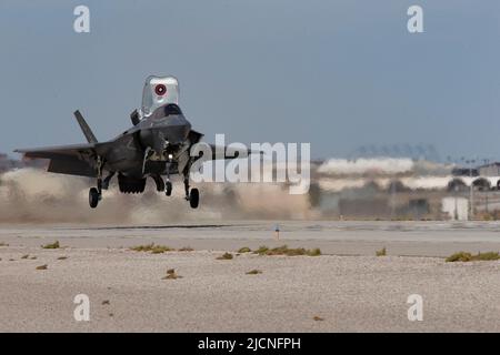 U.S. Marine Corps F-35B Lightning II with Marine Fighter Attack Squadron (VMFA) 122, 13. Marine Expeditionary Unit, hebt während der Durchführung des rollenden vertikalen Landetrainings während der realistischen städtischen Trainingsübung auf der Marine Corps Air Station Yuma, Arizona, ab, 9. Juni 2022. VMFA-122 führte Schulungen zur rollenden vertikalen Landung durch, um die Fähigkeit der Geschwader zu verbessern, F-35Bs vertikal zu erholen, was der Marine Air-Ground Task Force die Expeditionscharakteratur der Bereitstellung von luftfahrtbasierten Bränden mit bewaffneten Vorwärts-Waffen- und Betankungsstellen von Expeditions-Stützpunkten aus und in strengen Umgebungen ermöglichte Stockfoto