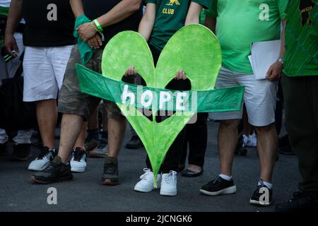 London, Großbritannien. 14.. Juni 2022. Überlebende und Unterstützer haben sich versammelt, um den 5.. Jahrestag der Grenfell-Katastrophe zu begehen und an die 72 Menschen zu erinnern, die ihr Leben verloren haben, als 2017 ein Feuer auf dem Wohnblock in West-London ausbrach. Quelle: Kiki Streitberger/Alamy Live News Stockfoto